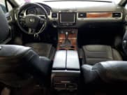 ✅ 2012 Volkswagen Touareg Lux • VIN: WVGEF9BP6CD005702 • Lot: 87446245. Wystawiony na Copart z przebiegiem 140 483 mil. Bezpłatny archiwum sprzedaży aukcyjnych z USA i szczegółowy raport historii pojazdu na DreamBid. Zdjęcie 8.