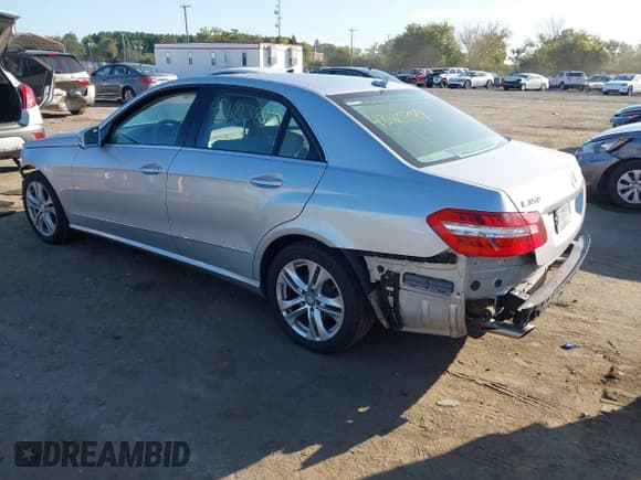 ✅ 2010 Mercedes-Benz E 350 Luxury • VIN: WDDHF8HBXAA155551 • Lot: 43110389. Listed on IAAI with 86,479 mi. Free auction sales archive from the USA and detailed vehicle history report at DreamBid. Image 3.