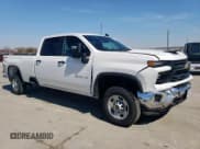 ✅ 2025 Chevrolet Silverado 2500HD • VIN: 1GC1KLE71SF147708 • Lot: 46921905. Wystawiony na Copart z przebiegiem 1 443 mil. Bezpłatny archiwum sprzedaży aukcyjnych z USA i szczegółowy raport historii pojazdu na DreamBid. Zdjęcie 4.