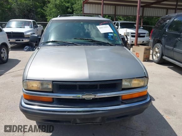 ✅ 1999 Chevrolet Blazer LS • VIN: 1GNCS13WXX2174984 • Lot: 42575933. Wystawiony na IAAI z przebiegiem 266 426 mil. Bezpłatny archiwum sprzedaży aukcyjnych z USA i szczegółowy raport historii pojazdu na DreamBid. Zdjęcie 6.