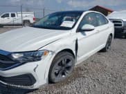 ✅ 2024 Volkswagen Jetta SE • VIN: 3VW7M7BU1RM076314 • Lot: 43249333. Wystawiony na IAAI z przebiegiem 41 868 mil. Bezpłatny archiwum sprzedaży aukcyjnych z USA i szczegółowy raport historii pojazdu na DreamBid. Zdjęcie 18.