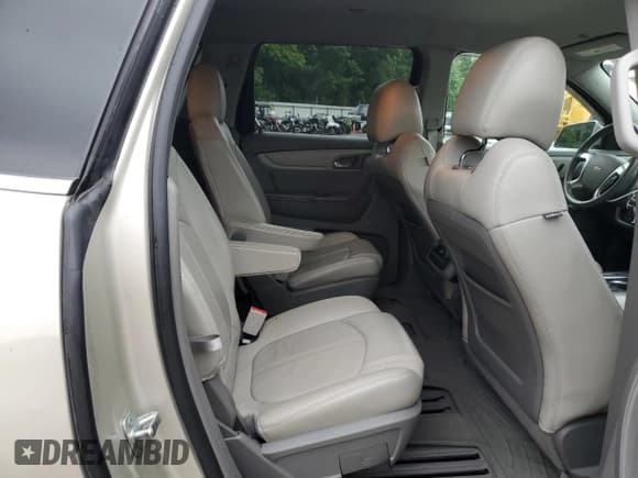 ✅ 2015 Chevrolet Traverse LT • VIN: 1GNKRHKD3FJ235953 • Lot: 57267914. Wystawiony na Copart z przebiegiem 110 417 mil. Bezpłatny archiwum sprzedaży aukcyjnych z USA i szczegółowy raport historii pojazdu na DreamBid. Zdjęcie 12.