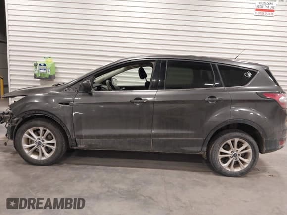 ✅ 2017 Ford Escape SE • VIN: 1FMCU9G91HUB08461 • Lot: 41502045. Wystawiony na IAAI z przebiegiem 138 625 mil. Bezpłatny archiwum sprzedaży aukcyjnych z USA i szczegółowy raport historii pojazdu na DreamBid. Zdjęcie 15.
