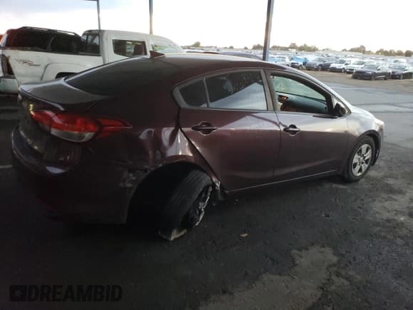 ✅ 2018 Kia Forte LX • VIN: 3KPFL4A79JE164182 • Лот: 81818045. Опубликован ранее на Copart с пробегом 139 143 миль. Бесплатный доступ к архиву аукционных продаж из США и подробный отчёт об истории автомобиля на DreamBid. Изображение 3.