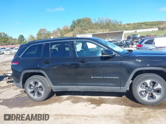 ✅ 2022 Jeep Grand Cherokee • VIN: 1C4RJYB66N8757188 • Lot: 43411033. Listed on IAAI with 27,381 mi. Free auction sales archive from the USA and detailed vehicle history report at DreamBid. Image 13.