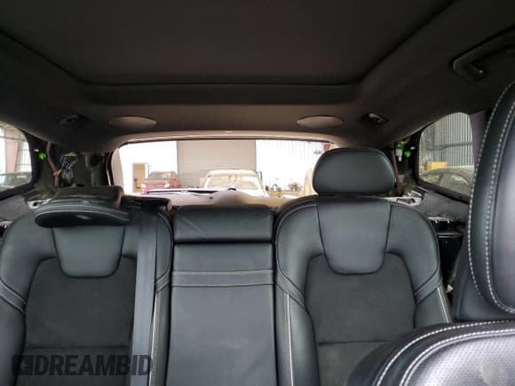 ✅ 2019 Volvo XC60 R-Design • VIN: LYV102DM1KB332001 • Lot: 47589135. Listed on Copart with 71,817 mi. Free auction sales archive from the USA and detailed vehicle history report at DreamBid. Image 10.