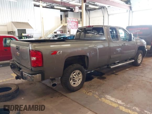 ✅ 2008 Chevrolet Silverado 2500HD 1LT • VIN: 1GCHK29698E176379 • Lot: 41808600. Wystawiony na IAAI z przebiegiem 182 610 mil. Bezpłatny archiwum sprzedaży aukcyjnych z USA i szczegółowy raport historii pojazdu na DreamBid. Zdjęcie 4.