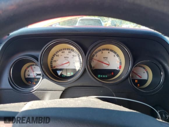 ✅ 2010 Dodge Challenger SE • VIN: 2B3CJ4DV1AH229728 • Lot: 70408574. Wystawiony na Copart z przebiegiem 98 147 mil. Bezpłatny archiwum sprzedaży aukcyjnych z USA i szczegółowy raport historii pojazdu na DreamBid. Zdjęcie 9.