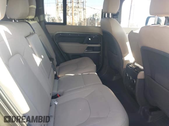 ✅ 2024 Land Rover Defender S • VIN: SALEJ7EX2R2286347 • Lot: 40679843. Wystawiony na IAAI z przebiegiem 7 669 mil. Bezpłatny archiwum sprzedaży aukcyjnych z USA i szczegółowy raport historii pojazdu na DreamBid. Zdjęcie 8.