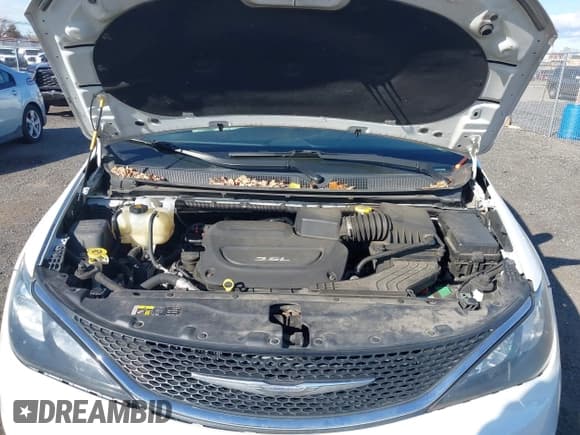 ✅ 2017 Chrysler Pacifica LX • VIN: 2C4RC1CG8HR521157 • Lot: 43709557. Wystawiony na IAAI z przebiegiem 104 885 mil. Bezpłatny archiwum sprzedaży aukcyjnych z USA i szczegółowy raport historii pojazdu na DreamBid. Zdjęcie 9.