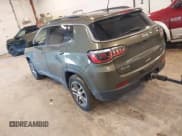 ✅ 2018 Jeep Compass Latitude • VIN: 3C4NJDBBXJT301159 • Lot: 43319630. Wystawiony na IAAI z przebiegiem 98 956 mil. Bezpłatny archiwum sprzedaży aukcyjnych z USA i szczegółowy raport historii pojazdu na DreamBid. Zdjęcie 3.