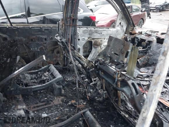 ✅ 2016 Cadillac Escalade Platinum • VIN: 1GYS4DKJ8GR113334 • Lot: 43000800. Listed on IAAI with Not provided. Free auction sales archive from the USA and detailed vehicle history report at DreamBid. Image 8.