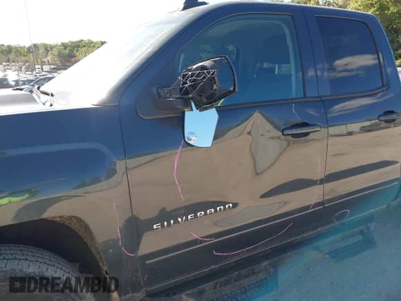 2017 Chevrolet Silverado 1500 LT z VIN 1GCVKREC8HZ178267, wystawiony jako IAAI lot #43403931 z przebiegiem 139 177 mil mil oraz . Historia ofert i sprzedaży dostępna na DreamBid. Obrazek 17.