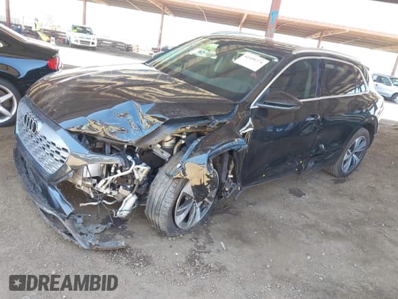 ✅ 2024 Audi Q8 e-tron Premium Plus • VIN: WA15AAGE2RB033698 • Лот: 42490274. Опубликован ранее на IAAI с пробегом 15 787 миль. Бесплатный доступ к архиву аукционных продаж из США и подробный отчёт об истории автомобиля на DreamBid. Изображение 2.