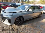 ✅ 2025 BMW 7 Series 740i xDrive • VIN: WBA33EH0XSCU64997 • Lot: 43517267. Wystawiony na IAAI z przebiegiem 8 443 mil. Bezpłatny archiwum sprzedaży aukcyjnych z USA i szczegółowy raport historii pojazdu na DreamBid. Zdjęcie 2.