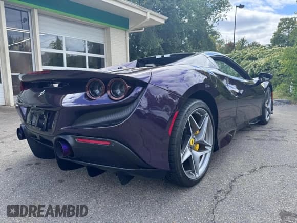✅ 2022 Ferrari F8 • VIN: ZFF93LMA1N0275100 • Лот: 84091534. Опубликован ранее на Copart с пробегом 3 520 миль. Бесплатный доступ к архиву аукционных продаж из США и подробный отчёт об истории автомобиля на DreamBid. Изображение 4.