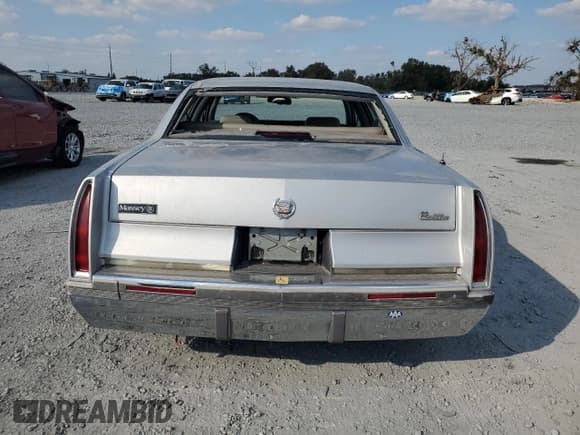 ✅ 1993 Cadillac Fleetwood • VIN: 1G6DW5270PR718938 • Lot: 93625525. Wystawiony na Copart z przebiegiem Nie podano. Bezpłatny archiwum sprzedaży aukcyjnych z USA i szczegółowy raport historii pojazdu na DreamBid. Zdjęcie 6.