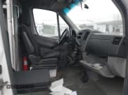 ✅ 2015 Mercedes-Benz Sprinter • VIN: WD3PE8DB2FP123304 • Lot: 41521950. Wystawiony na IAAI z przebiegiem 354 595 mil. Bezpłatny archiwum sprzedaży aukcyjnych z USA i szczegółowy raport historii pojazdu na DreamBid. Zdjęcie 5.