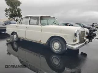 ✅ 1966 Mercedes-Benz 230 • VIN: 11001110007945 • Лот: 91738035. Опубликован ранее на Copart с пробегом 93 352 миль. Бесплатный доступ к архиву аукционных продаж из США и подробный отчёт об истории автомобиля на DreamBid. Изображение 4.