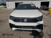 ✅ 2022 Volkswagen Tiguan SE R-Line Black • VIN: 3VV8B7AX4NM143296 • Lot: 69261115. Wystawiony na Copart z przebiegiem 42 989 mil. Bezpłatny archiwum sprzedaży aukcyjnych z USA i szczegółowy raport historii pojazdu na DreamBid. Zdjęcie 5.