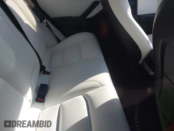 ✅ 2020 Tesla Model 3 Standard Range Plus • VIN: 5YJ3E1EA6LF662080 • Lot: 41410445. Wystawiony na IAAI z przebiegiem Nie podano. Bezpłatny archiwum sprzedaży aukcyjnych z USA i szczegółowy raport historii pojazdu na DreamBid. Zdjęcie 8.