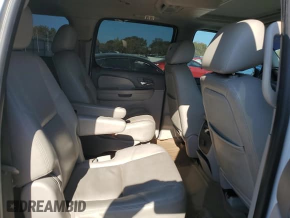 ✅ 2011 Chevrolet Suburban LTZ • VIN: 1GNSCKE00BR216666 • Lot: 77368824. Wystawiony na Copart z przebiegiem 185 922 mil. Bezpłatny archiwum sprzedaży aukcyjnych z USA i szczegółowy raport historii pojazdu na DreamBid. Zdjęcie 11.