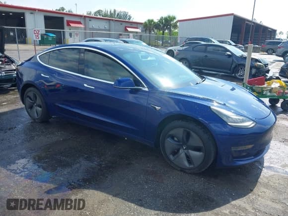 ✅ 2020 Tesla Model 3 Standard Range Plus • VIN: 5YJ3E1EA4LF591056 • Lot: 42347861. Wystawiony na IAAI z przebiegiem 64 200 mil. Bezpłatny archiwum sprzedaży aukcyjnych z USA i szczegółowy raport historii pojazdu na DreamBid. Zdjęcie 1.