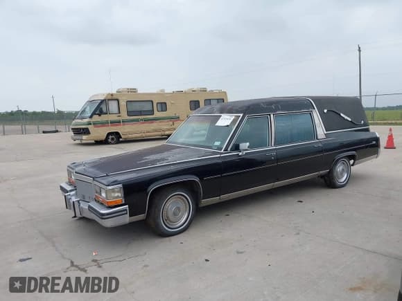 ✅ 1989 Cadillac Brougham • VIN: 1G6DW51Y6KR730868 • Лот: 42315431. Опубликован ранее на IAAI с пробегом 90 027 миль. Бесплатный доступ к архиву аукционных продаж из США и подробный отчёт об истории автомобиля на DreamBid. Изображение 2.