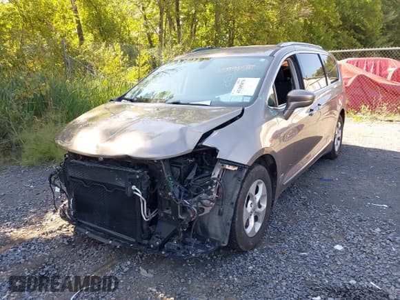 ✅ 2017 Chrysler Pacifica Touring L Plus • VIN: 2C4RC1EGXHR559759 • Lot: 43185878. Wystawiony na IAAI z przebiegiem 94 974 mil. Bezpłatny archiwum sprzedaży aukcyjnych z USA i szczegółowy raport historii pojazdu na DreamBid. Zdjęcie 6.