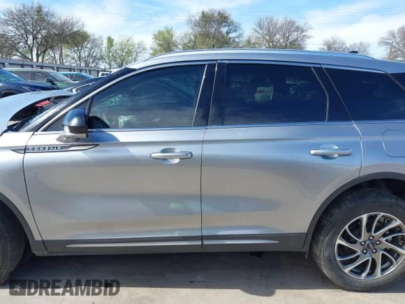 ✅ 2022 Lincoln Corsair Standard • VIN: 5LMCJ1C92NUL34355 • Lot: 41813479. Wystawiony na IAAI z przebiegiem 27 847 mil. Bezpłatny archiwum sprzedaży aukcyjnych z USA i szczegółowy raport historii pojazdu na DreamBid. Zdjęcie 15.