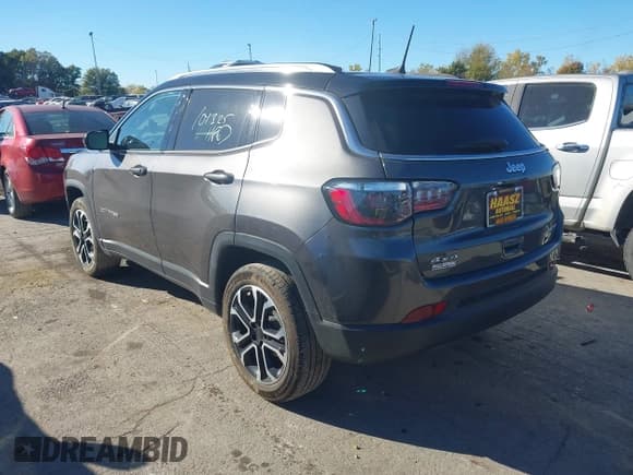 ✅ 2022 Jeep Compass (RED) Edition • VIN: 3C4NJDCB2NT165372 • Lot: 43472255. Wystawiony na IAAI z przebiegiem 5 256 mil. Bezpłatny archiwum sprzedaży aukcyjnych z USA i szczegółowy raport historii pojazdu na DreamBid. Zdjęcie 3.