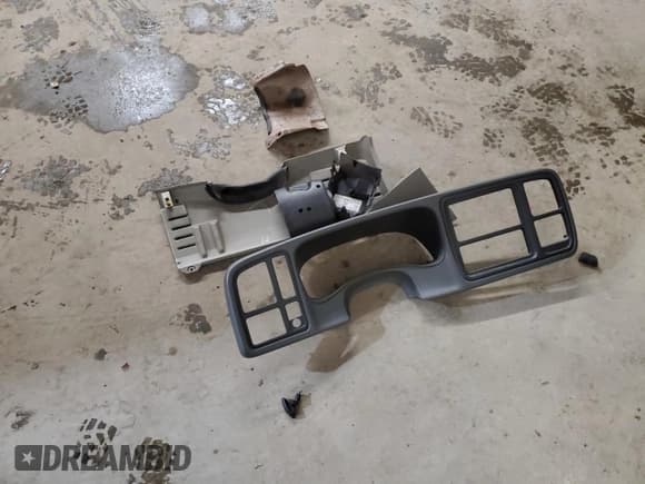 ✅ 2004 Chevrolet Suburban LS • VIN: 3GNFK16ZX4G230914 • Лот: 92253015. Опубликован ранее на Copart с пробегом 170 775 миль. Бесплатный доступ к архиву аукционных продаж из США и подробный отчёт об истории автомобиля на DreamBid. Изображение 13.