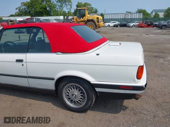 1991 BMW 3 Series z VIN WBABB2315MEC25347, wystawiony jako IAAI lot #42422155 z przebiegiem 163 909 mil mil oraz . Historia ofert i sprzedaży dostępna na DreamBid. Obrazek 6.