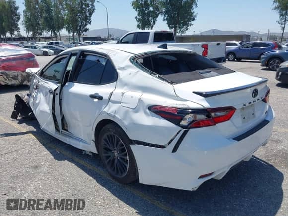 2022 Toyota Camry SE z VIN 4T1T11AK9NU047717, wystawiony jako IAAI lot #42316618 z przebiegiem 86 410 mil mil oraz . Historia ofert i sprzedaży dostępna na DreamBid. Obrazek 3.