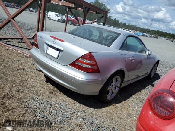 ✅ 2001 Mercedes-Benz SLK 230/320 • VIN: WDBKK65F31F228400 • Lot: 74381484. Wystawiony na Copart z przebiegiem Nie podano. Bezpłatny archiwum sprzedaży aukcyjnych z USA i szczegółowy raport historii pojazdu na DreamBid. Zdjęcie 3.
