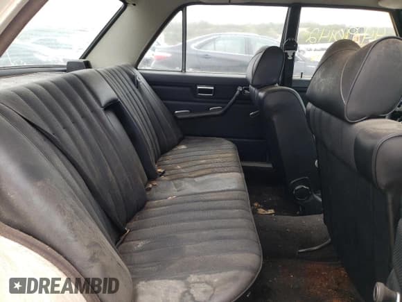 ✅ 1975 Mercedes-Benz 200 • VIN: 11501712026386 • Лот: 44390142. Опубликован ранее на Copart с пробегом 76 189 миль. Бесплатный доступ к архиву аукционных продаж из США и подробный отчёт об истории автомобиля на DreamBid. Изображение 6.