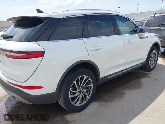 ✅ 2022 Lincoln Corsair Standard • VIN: 5LMCJ1C91NUL29924 • Lot: 42471141. Wystawiony na IAAI z przebiegiem 37 883 mil. Bezpłatny archiwum sprzedaży aukcyjnych z USA i szczegółowy raport historii pojazdu na DreamBid. Zdjęcie 4.