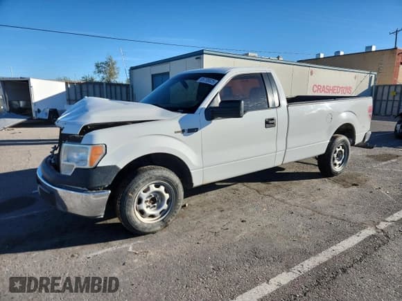 ✅ 2013 Ford F-150 XL • VIN: 1FTMF1CMXDKE46400 • Lot: 85738525. Wystawiony na Copart z przebiegiem 185 920 mil. Bezpłatny archiwum sprzedaży aukcyjnych z USA i szczegółowy raport historii pojazdu na DreamBid. Zdjęcie 1.