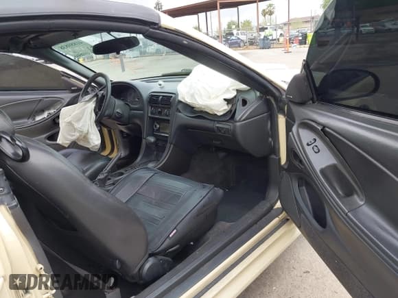 ✅ 2001 Ford Mustang GT Deluxe • VIN: 1FAFP45X81F103741 • Лот: 41880838. Опубликован ранее на IAAI с пробегом 171 092 миль. Бесплатный доступ к архиву аукционных продаж из США и подробный отчёт об истории автомобиля на DreamBid. Изображение 5.