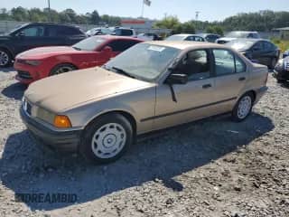 1993 BMW 3 Series z VIN WBACA5316PFG08642, wystawiony jako Copart lot #71932235 z przebiegiem 294 989 mil mil oraz Czysty tytuł • Clean title. Historia ofert i sprzedaży dostępna na DreamBid. Obrazek 1.