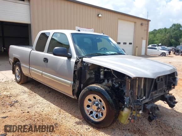 ✅ 2005 Chevrolet Silverado 1500 LS • VIN: 2GCEC19T451100100 • Lot: 42741900. Wystawiony na IAAI z przebiegiem 133 300 mil mil. Skorzystaj z bezpłatnego archiwum sprzedaży aukcyjnych z USA i zobacz szczegółowy raport historii pojazdu na DreamBid. Zdjęcie 1.