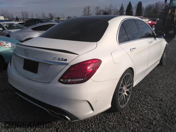 ✅ 2017 Mercedes-Benz C 63 S AMG • VIN: 55SWF8HB6HU188032 • Lot: 82704544. Wystawiony na Copart z przebiegiem 68 176 mil. Bezpłatny archiwum sprzedaży aukcyjnych z USA i szczegółowy raport historii pojazdu na DreamBid. Zdjęcie 3.