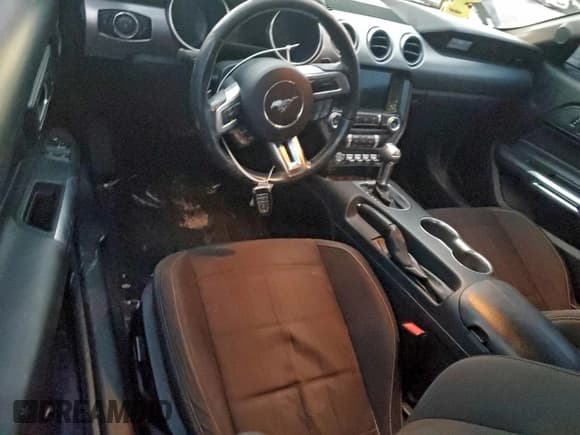 ✅ 2018 Ford Mustang EcoBoost • VIN: 1FA6P8TH5J5137421 • Lot: 94671475. Wystawiony na Copart z przebiegiem 108 553 mil. Bezpłatny archiwum sprzedaży aukcyjnych z USA i szczegółowy raport historii pojazdu na DreamBid. Zdjęcie 8.