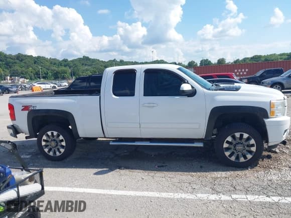 ✅ 2013 Chevrolet Silverado 3500HD Work Truck • VIN: 1GC2KYEG8DZ181745 • Lot: 42968414. Listed on IAAI with 421,104 mi. Free auction sales archive from the USA and detailed vehicle history report at DreamBid. Image 13.