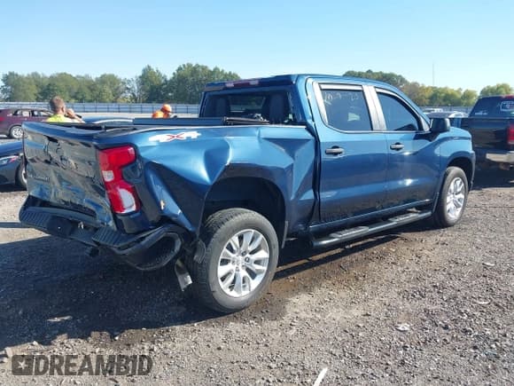 ✅ 2022 Chevrolet Silverado 1500 Custom • VIN: 1GCPYBEK8NZ226769 • Lot: 43565241. Wystawiony na IAAI z przebiegiem 39 608 mil. Bezpłatny archiwum sprzedaży aukcyjnych z USA i szczegółowy raport historii pojazdu na DreamBid. Zdjęcie 4.
