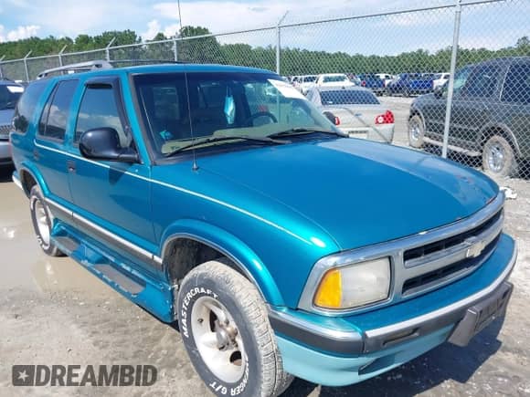 1995 Chevrolet Blazer z VIN 1GNCS13W5S2194195, wystawiony jako IAAI lot #42956665 z przebiegiem 272 985 mil mil oraz . Historia ofert i sprzedaży dostępna na DreamBid. Obrazek 1.