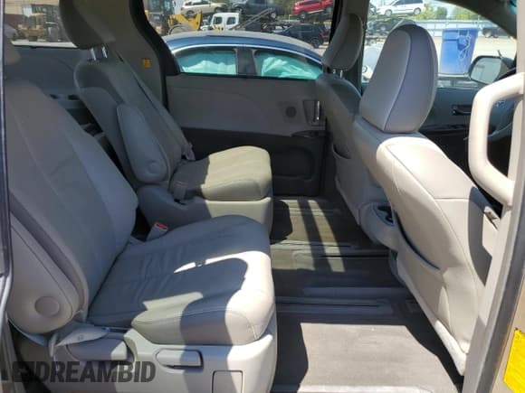 ✅ 2012 Toyota Sienna XLE • VIN: 5TDDK3DC1CS042583 • Лот: 65562945. Опубликован ранее на Copart с пробегом 272 380 миль. Бесплатный доступ к архиву аукционных продаж из США и подробный отчёт об истории автомобиля на DreamBid. Изображение 11.