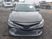 ✅ 2018 Toyota Camry LE • VIN: 4T1B11HK3JU021481 • Лот: 43082624. Опубликован ранее на IAAI с пробегом 46 951 миль. Бесплатный доступ к архиву аукционных продаж из США и подробный отчёт об истории автомобиля на DreamBid. Изображение 12.