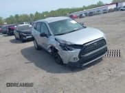 ✅ 2022 Toyota Corolla Cross L • VIN: 7MUAAAAG7NV009940 • Лот: 42117351. Опубликован ранее на IAAI с пробегом 23 290 миль. Бесплатный доступ к архиву аукционных продаж из США и подробный отчёт об истории автомобиля на DreamBid. Изображение 1.