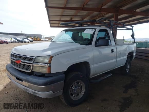 ✅ 2005 Chevrolet Silverado 2500HD Work Truck • VIN: 1GCHC24U05E275672 • Lot: 42243540. Wystawiony na IAAI z przebiegiem 179 665 mil. Bezpłatny archiwum sprzedaży aukcyjnych z USA i szczegółowy raport historii pojazdu na DreamBid. Zdjęcie 18.